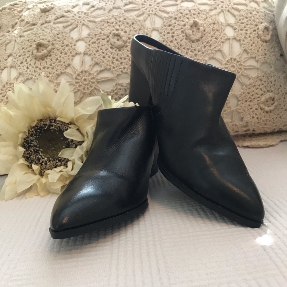 Bella Vita leather upper black slide mules, size 7
